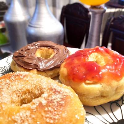 Donas caseras azucaradas y con cobertura de Nutella y mermelada Receta de  karen m- Cookpad