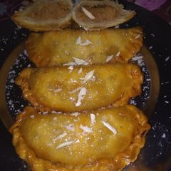 A picture of Mawa aur suji ki sugar syrup wali Gujiya.