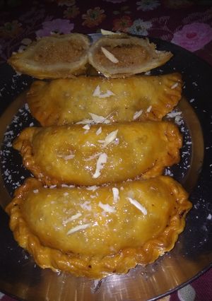 A picture of Mawa aur suji ki sugar syrup wali Gujiya.
