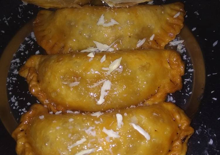 Mawa aur suji ki sugar syrup wali Gujiya