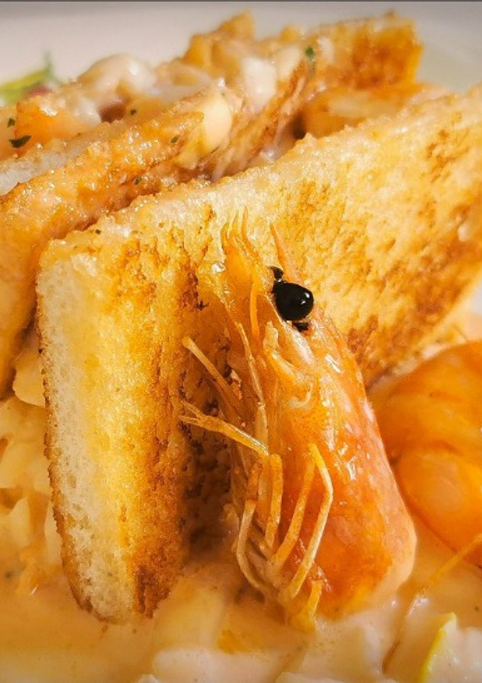Una foto de Sándwich de Langostinos estilo Lobster Roll