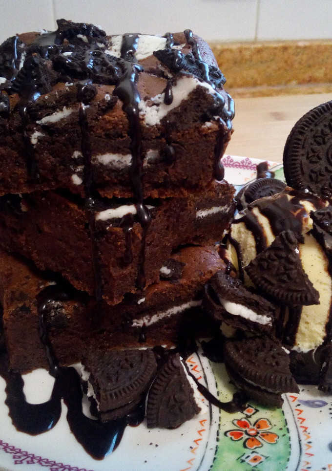 Una foto de Brownie de chocolate y galletas oreo