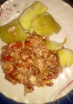 A picture of Sweet potatoes with egg sauce.