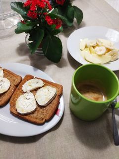Una foto de Desayuno con queso, miel y frutas