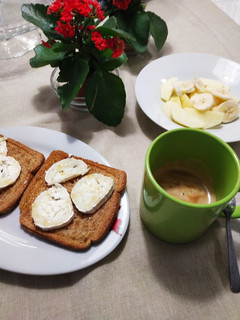 Una foto de Desayuno con queso, miel y frutas