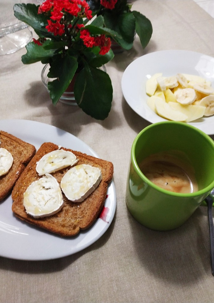 Una foto de Desayuno con queso, miel y frutas