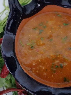 Una foto de Salsa de chile de árbol 🌶️🧅🌿