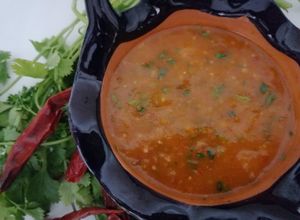 Una foto de Salsa de chile de árbol 🌶️🧅🌿