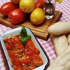Una foto de Tomates Cherry con albahaca y ajo
