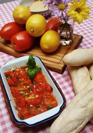 Una foto de Tomates Cherry con albahaca y ajo