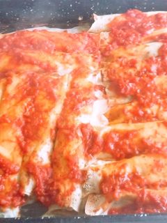 Una foto de Canelones de espinaca con salsa Blanca y roja!