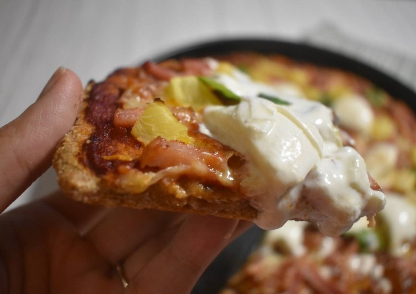 Pizza integral en panificadora con burrata y piña