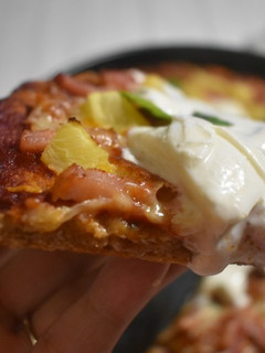 Una foto de Pizza integral en panificadora con burrata y piña