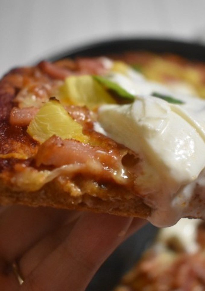Una foto de Pizza integral en panificadora con burrata y piña