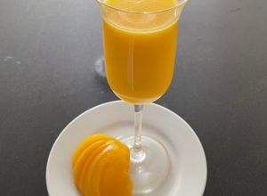 Una foto de Cóctel de durazno y champagne