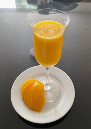 Una foto de Cóctel de durazno y champagne