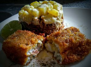 Una foto de Merluza rellena con jamón serrano y mozzarella, arroz de fideo.