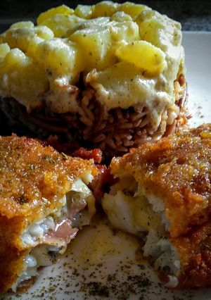 Una foto de Merluza rellena con jamón serrano y mozzarella, arroz de fideo.