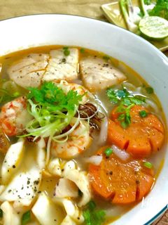 Hình của món Bánh canh hải sản miền Trung.