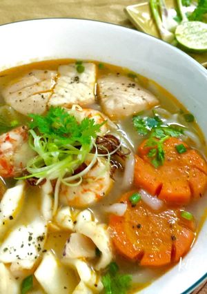 Hình của món Bánh canh hải sản miền Trung.
