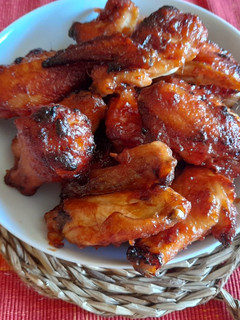 Una foto de Alitas de pollo al horno con salsa de ketchup y miel