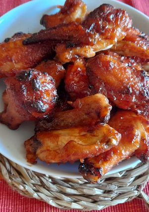 Una foto de Alitas de pollo al horno con salsa de ketchup y miel