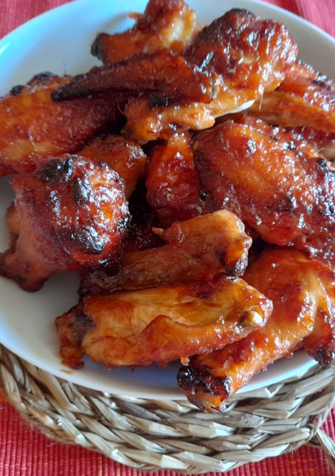 Una foto de Alitas de pollo al horno con salsa de ketchup y miel