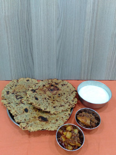 મલ્ટી ગ્રેઈન ગાર્લિક મસાલા ભાખરી (Multi Grain Garlic Masala Bhakhri Recipe In Gujarati) રેસીપી મુખ્ય ફોટો