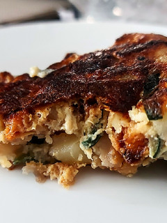 Una foto de TORTILLA ESPAÑOLA Al Plátano🍌Maduro y Calabacín🥒...!