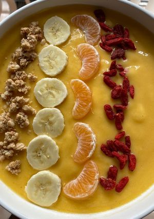 A picture of Papaya Mango Banana Blast Smoothie Bowl 𝓥 (𝙿𝚕𝚊𝚗𝚝 𝙱𝚊𝚜𝚎𝚍 𝙼𝚊𝚖𝚊𝚜🌿).