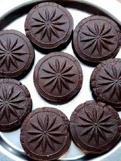சாக்லேட் பிஸ்கட் பேடா (Chocolate biscuit peda recipe in tamil) செய்முறை முக்கிய புகைப்படம்