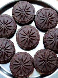 சாக்லேட் பிஸ்கட் பேடா (Chocolate biscuit peda recipe in tamil) செய்முறை முக்கிய புகைப்படம்