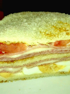 Una foto de Sándwich o bocata de york y huevo