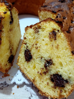 A picture of Ciambella soffice all'arancia e cioccolato 🍊🍫.