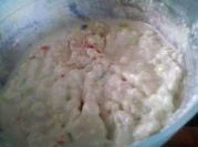 Una foto de dip de queso crema y ajo