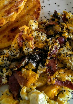 Una foto de Huevos revueltos con lomo embuchado, setas y queso costeño!💕