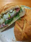 Miche con serrano, pera, arúgula y roquefort
