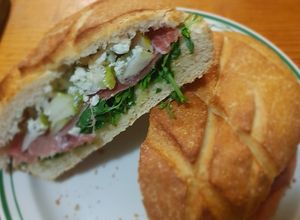 Una foto de Miche con serrano, pera, arúgula y roquefort