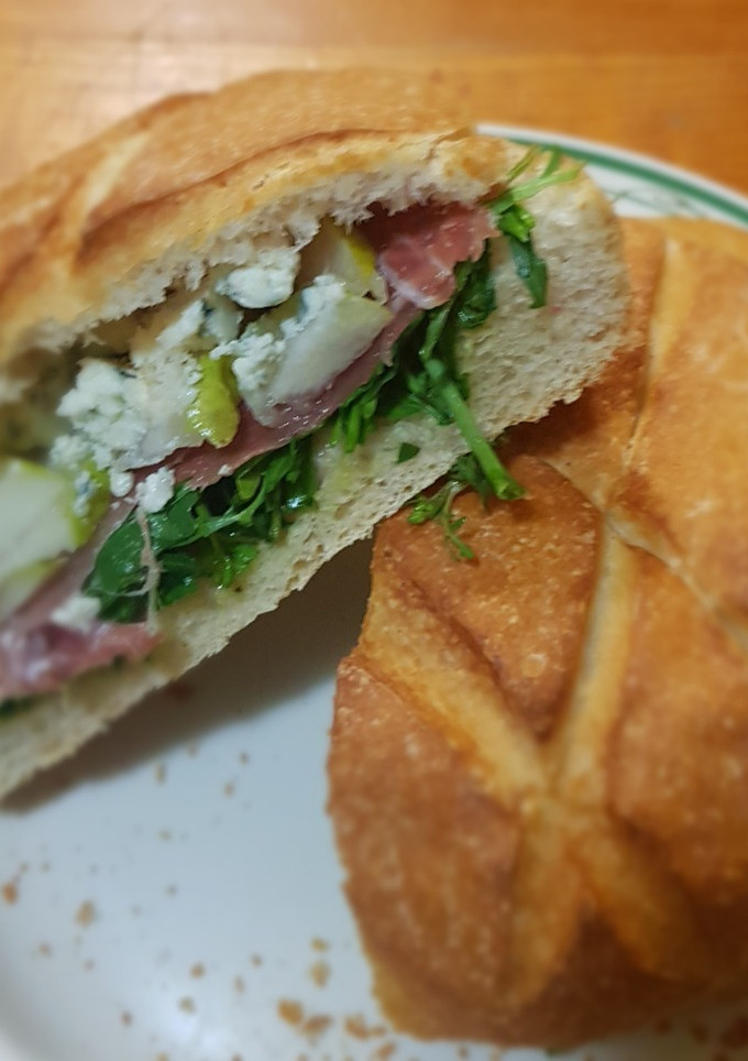 Una foto de Miche con serrano, pera, arúgula y roquefort