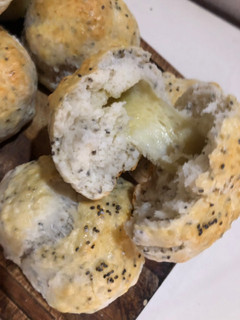 Una foto de Pancitos con chía y queso