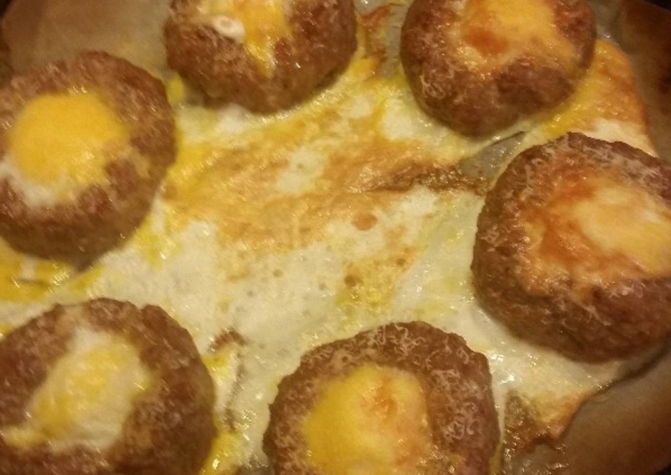 Nidi di carne macinata con uova