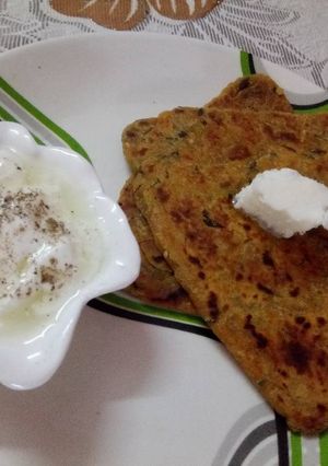 A picture of Methi dhebra (Gujarati methi parantha).