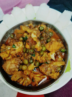 गोभी आलू मटर की सब्जी (gobi aloo matar ki sabzi recipe in Hindi) रेसिपी मुख्य फोटो