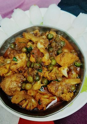 गोभी आलू मटर की सब्जी (gobi aloo matar ki sabzi recipe in Hindi) रेसिपी मुख्य फोटो