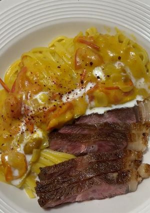 Hình của món Korean Curry Pasta + Steak.