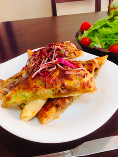 Una foto de Pizza con carne coreano bulgogui 🇺🇾🇯🇵プルコギピザ
