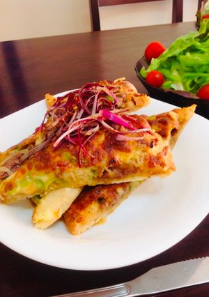 Una foto de Pizza con carne coreano bulgogui 🇺🇾🇯🇵プルコギピザ