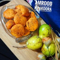 A picture of Amrood k pakoray.