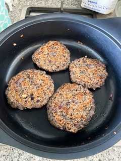 Una foto de Hamburguesa de porotos negros, con avena