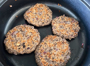 Una foto de Hamburguesa de porotos negros, con avena